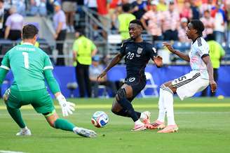 Balogun tenta superar a marcação de Ngoy