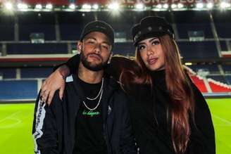 Neymar e Rafaella posam juntos em estádio