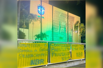 Torcida organizada protesta na sede da CBF após queda do Brasil na Copa: 'Fraudulenta'