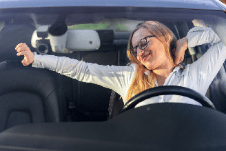Fazer alongamentos durante o trajeto ajuda a relaxar a musculatura, aliviar tensões e tornar a viagem mais confortável e segura