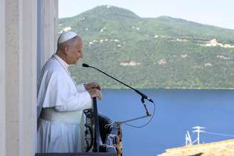 Papa passa férias em Castel Gandolfo, nos arredores de Roma