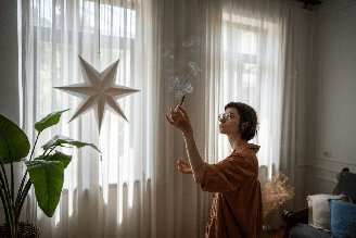Rituais simples podem ajudar a renovar a energia da casa durante as férias de julho
