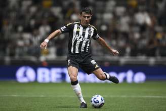 Junior Alonso, agora ex-zagueiro do Atlético-MG, durante partida contra o Flamengo pelo Campeonato Brasileiro de 2025 - 