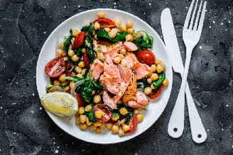 Salada morna de salmão com grão-de-bico e espinafre