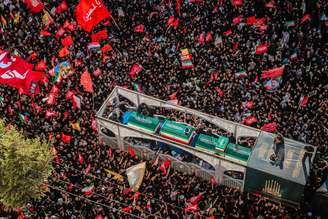 Multidão se despediu de Khamenei em Mashhad