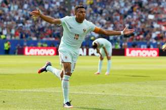  Kylian Mbappé comemorando o gol da França após finalização com o pé direito do lado esquerdo da área