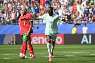 Ousmane Dembélé celebrando o segundo gol da França no jogo após finalização com o pé direito de fora da área