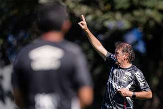 Por conta do orçamento apertado, Cuca admite priorizar uso de jovens no elenco do Santos –