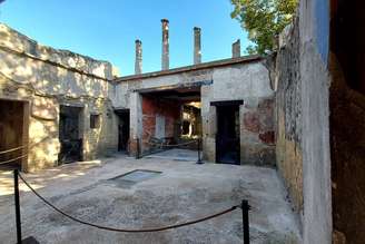 Vista externa da Casa dos Móveis Carbonizados, em Herculano