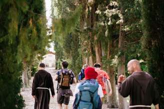 Peregrinos na Itália celebram São Francisco de Assis em caminho espiritual