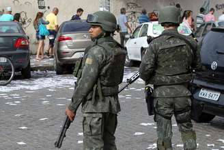 Militares das Forças Armadas reforçam a segurança no complexo de favelas da Maré, no Rio de Janeiro, nas eleições de 2014