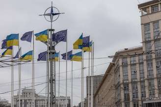 Bandeiras da UE e da Ucrânia em Kiev