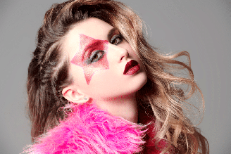 Com início nos anos 70, o glam rock incorporou ao rock uma estética extravagante, marcada por brilho, teatralidade e muita personalidade