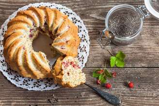 Bolo de chia com nozes e morango 