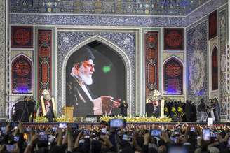 Milhares de pessoas se reuniram para o sepultamento do falecido líder supremo do Irã, o aiatolá Ali Khamenei, no Santuário do Imã Reza, em 9 de julho de 2026, em Mashhad, Irã. Khamenei e membros de sua família foram mortos em 28 de fevereiro durante ataques conjuntos dos EUA e de Israel no início da guerra, pondo fim aos seus 36 anos de governo sobre o Irã. Seu corpo foi sepultado hoje em sua cidade natal, Mashhad, Irã, após um funeral de Estado de seis dias que começou em 4 de julho e ocorreu em diversas cidades do Irã e do Iraque.