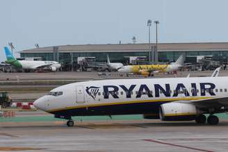 Avião da Ryanair em aeroporto de Barcelona