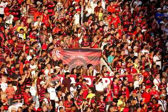 Torcida do Flamengo compareceu em maior número do que a do Benfica. E o jogo foi em Portugal-