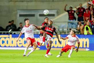 Wallace Yan em ação com a camisa do Flamengo diante do Benfica –