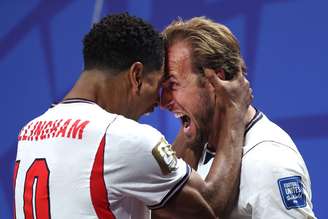 Jude Bellingham e Harry Kane celebram gol pela Inglaterra 