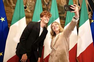 Meloni e Sinner durante selfie em janeiro de 2024