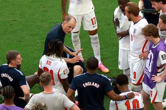 Thomas Tuchel, técnico da Inglaterra, conversa com seus jogadores em pausa para hidratação antes da prorrogação da partida das quartas de final da Copa do Mundo