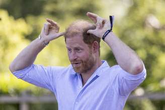 O Príncipe Harry, Duque de Sussex, participa de uma aula de ioga com cabras durante o Festival de Verão da Scotty's no Castelo de Maxstoke, em 11 de julho de 2026, em Birmingham, Inglaterra. A Scotty's é uma instituição de caridade que oferece apoio a crianças e jovens militares enlutados, auxiliando-os a lidar com o sofrimento da perda de um dos pais que serviu nas Forças Armadas Britânicas.  