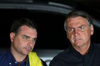 Com decisão de Moraes, Flávio Bolsonaro só poderia voltar a visitar Jair Bolsonaro, que cumpre prisão domiciliar, após o primeiro turno das eleições.