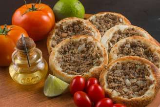 Esfirra aberta de carne sem glúten.