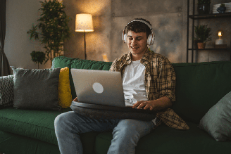 Além do entretenimento, os filmes podem ajudar no aprendizado ao apresentar temas científicos, incentivar reflexões e desenvolver o pensamento crítico