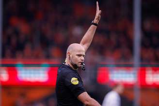 Rob Dieperink, árbitro holandês que foi barrado da Copa do Mundo por denúncias de agressão sexual