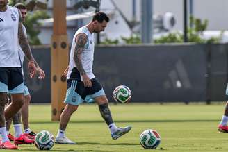 Messi fez uma atividade leve com o restante do elenco no domingo