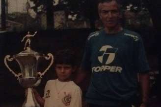 Leo Precioso usa uniforme do Corinthians enquanto segura troféu
