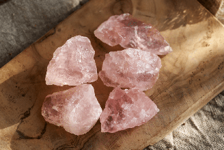 Os rituais com quartzo rosa podem funcionar como momentos de reflexão, autocuidado e conexão com os próprios sentimentos