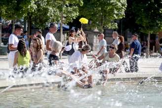 População se refresca em fonte em Milão