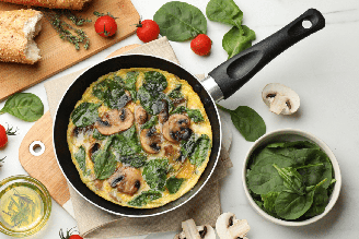 Omelete de cogumelo e espinafre