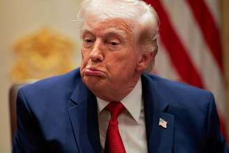 Trump voltou atrás em taxa de 20% sobre transporte de carga, mas diz que bloqueio americano aos portos do Irã em Ormuz segue valendo