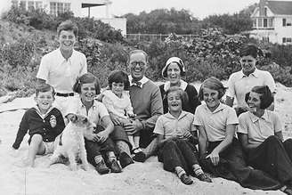 A família Kennedy possui uma trajetória longa e marcante na sociedade e na política dos Estados Unidos, reunindo influência, poder e uma sucessão de episódios trágicos ao longo de gerações.