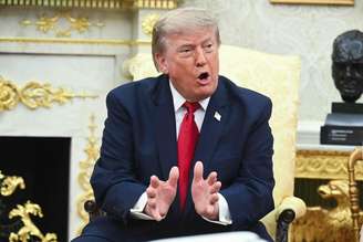Donald Trump conversa com jornalistas no Salão Oval da Casa Branca