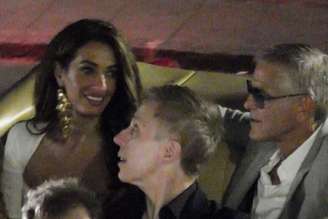 George Clooney e Amal movimentaram a noite na ilha italiana