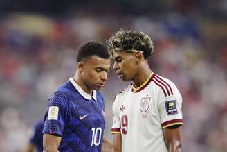 Lamine Yamal e Kylian Mbappé, na semifinal entre França e Espanha nesta terça-feira, 14