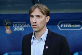 O ex-jogador de futebol Dario Šimić observa durante a partida entre Croácia e Nigéria, válida pelo Grupo D da Copa do Mundo da FIFA Rússia 2018, no Estádio de Kaliningrado, em 16 de junho de 2018, em Kaliningrado, Rússia.