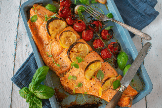 Salmão assado com tomate-cereja e limão-siciliano