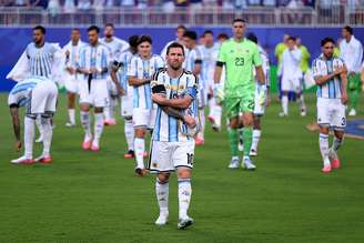 Lionel Messi caminha à frente da seleção argentina, seguido pelos companheiros de equipe