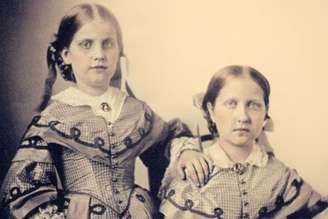 A pesquisa procura recompor trajetórias femininas apagadas, fragmentadas ou reduzidas a papéis secundários pela historiografia tradicional como a Condessa de Barral, responsável pela educação das princesas Leopoldina e Isabel. Imagem de domínio público