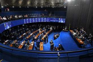 O Senado aprovou a PEC que altera as regras de aposentadoria dos agentes de saúde.