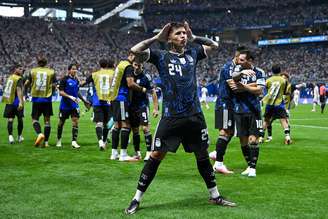 Enzo Fernández comemorando seu gol de empate contra a Inglaterra na semifinal.