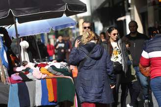 Pedestres agasalhados se protegem do frio ao circularem pela Avenida Paulista, na região centro-sul da cidade de São Paulo (SP), na tarde desta segunda-feira, 13 de julho de 2026
