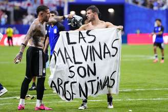 Jogadores da Argentina seguraram faixa em referência a Guerra das Malvinas após vencerem a Inglaterra na semifinal da Copa do Mundo, na quarta-feira, 15