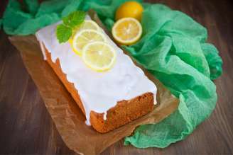 Bolo de limão com iogurte natural.