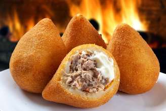 Confira como comer coxinha de frango de forma segura